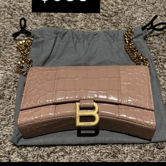 WOMEN'S HOURGLASS WALLET ON CHAIN CROCODILE
EMBOSSED IN NUDE PINK - Picture 1 of 3